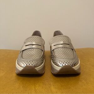 Dolce Vita Janine Slip-On Platform Loafer Sneaker Perforated Softwaves Gold 9.5